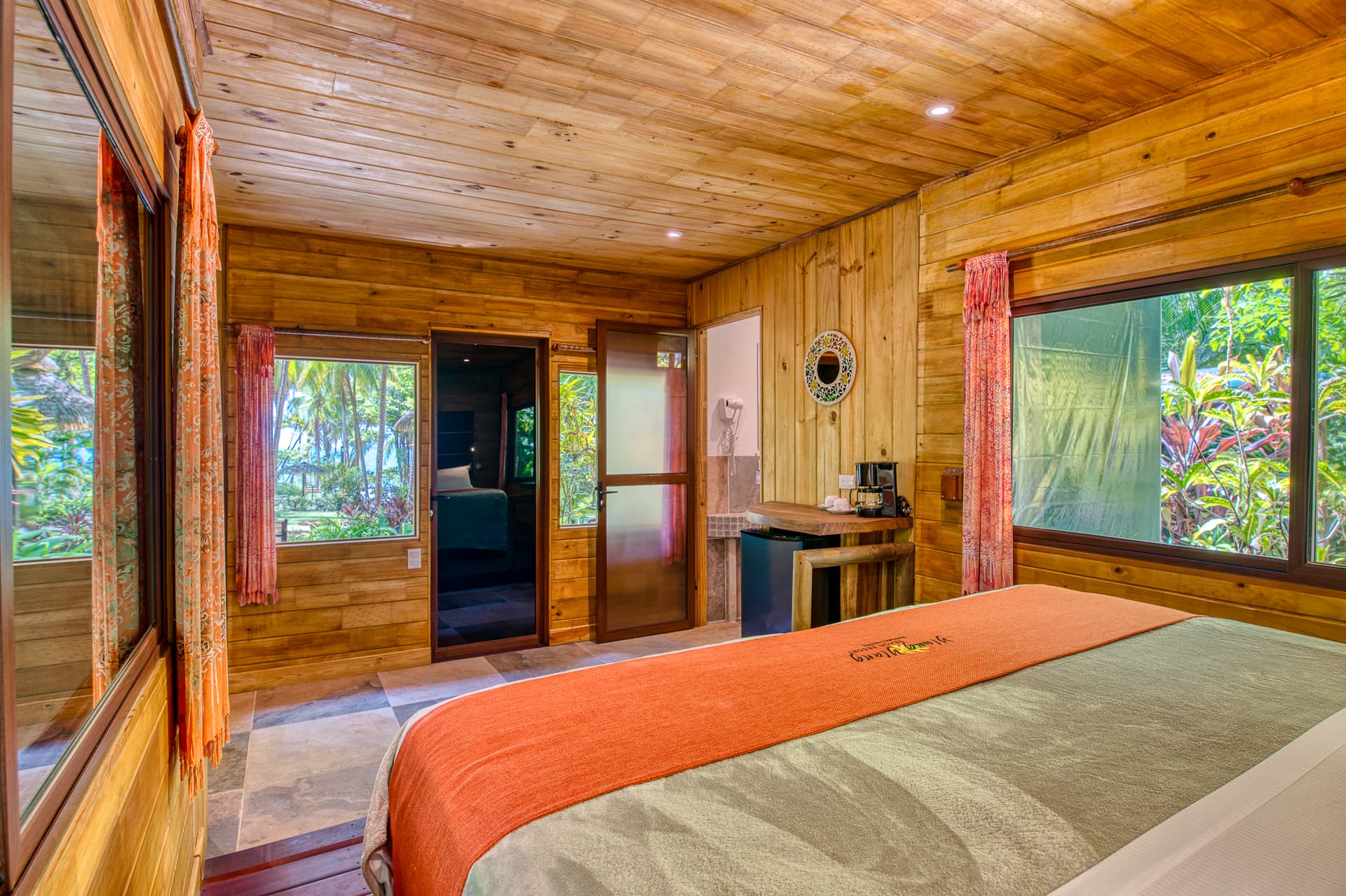 Cabina Room with king bed and panoramic jungle views